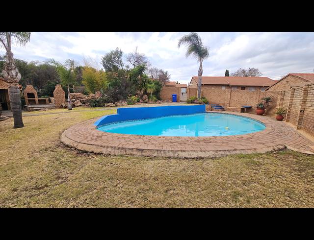 2 BEDROOM SIMPLEX FOR SALE IN MORELETA PARK